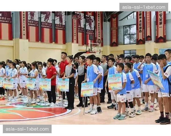 社区活动：多支球队联合举办公益篮球训练营